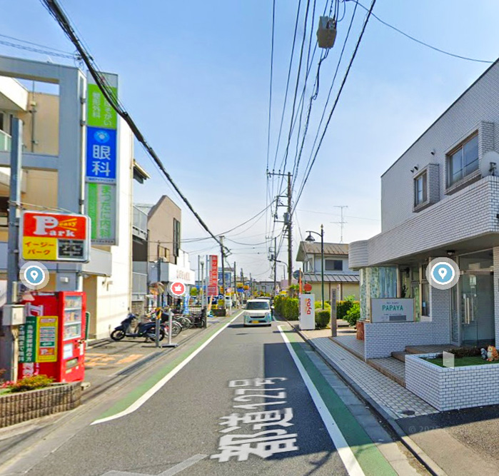 改札をでて右の商店街へ